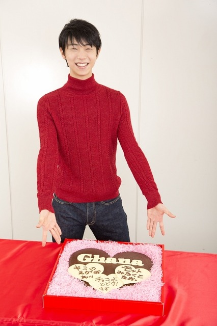 モデル3人からチョコメッセージを贈られた羽生結弦