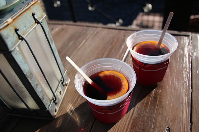 「ホットワイン」（赤・￥680）／「バーナクル・ビルズ」in東京ディズニーシー