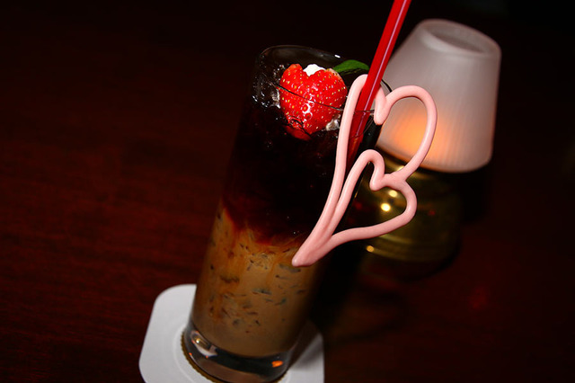 「冬の季節のカクテル」（￥980）／「テディ・ルーズヴェルト・ラウンジ」in東京ディズニーシー