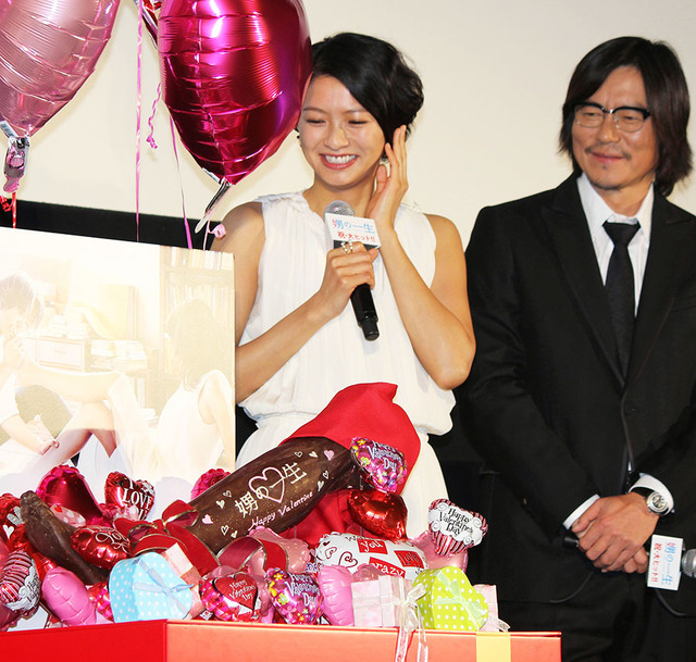 “足チョコ”に苦笑する榮倉奈々＆豊川悦司／『娚の一生』初日舞台挨拶