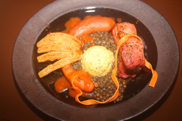 リッカーの長い舌を再現した「リッカー・ロースト」（￥1,650）／USJ「バイオハザード・ザ・エスケープ」