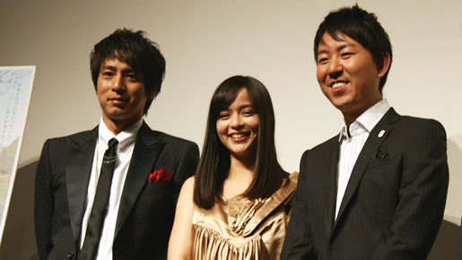 『天国はまだ遠く』舞台挨拶（左より）徳井義実、加藤ローサ、福田充徳