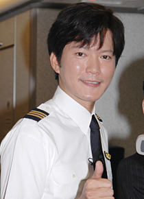 機内の乗客に挨拶する綾瀬はるか。