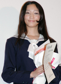 卒業証書を受け取り笑顔を見せる杏。