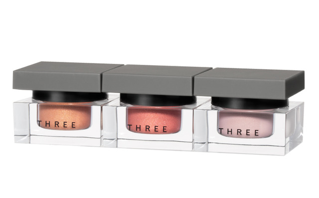 「THREE ブリージー シマー フォー アイズ」（数量限定全3色）3,240円。ミニマムパールが、目元にきらめき、まぶたに濡れたようなツヤをまとわせる。