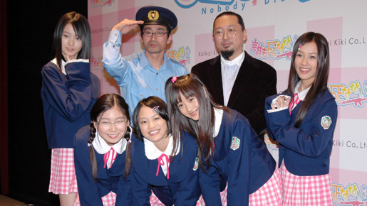 『誰も死なない』完成記者会見。（前列左から）小西悠加、鈴木瑠華、和田瞳、（後列左から）しほの涼、Mr.監督、村上隆、前田希美