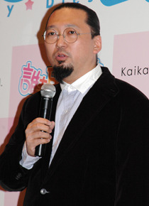 『誰も死なない』記者会見にて　村上隆。