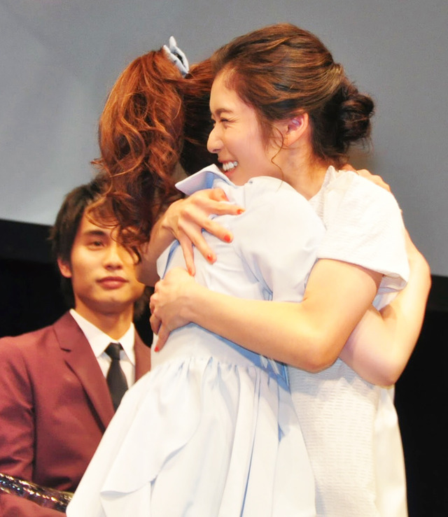 大号泣する松岡茉優＆武田梨奈 in 「ゆうばり国際ファンタスティック映画祭2015」オープニングセレモニー