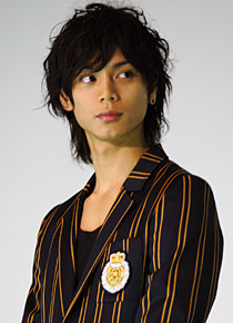 マッシュルームカットとタイツのエピソードで会場の笑いを誘った水嶋ヒロ。