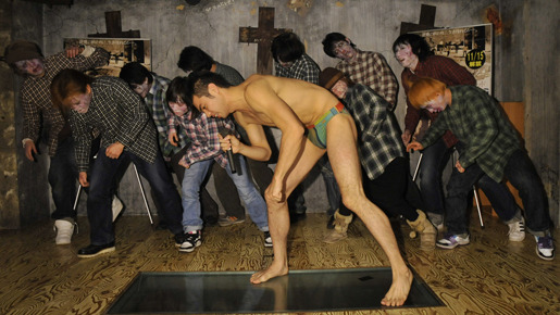 小島よしお、ゾンビ10人とおなじみのネタを披露