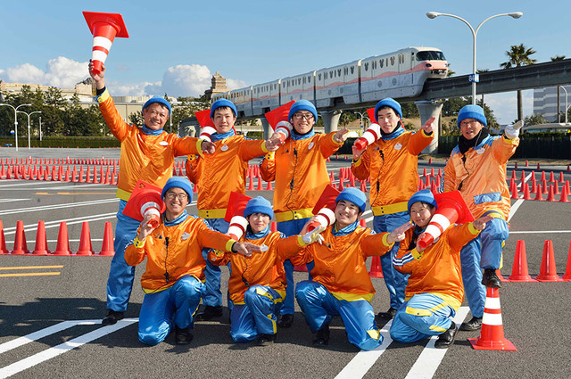 カラーコーンを操る、駐車場の職人たち