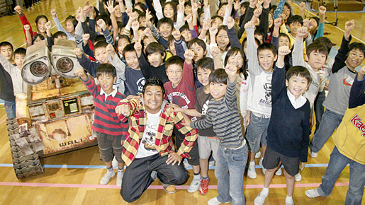 アルミ缶で“ウォーリー”を作っている小学校をサプライズ訪問したぐっさん