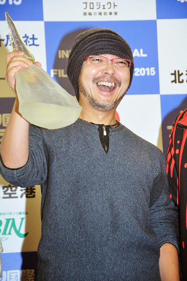 グランプリを受賞した森川圭監督／「ゆうばり国際ファンタスティック映画祭2015」クロージングセレモニー＆授賞式