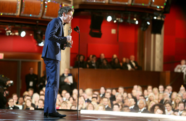 第87回アカデミー賞「主演男優賞」を受賞しスピーチに登壇した、エディ・レッドメイン／(C) Getty Images