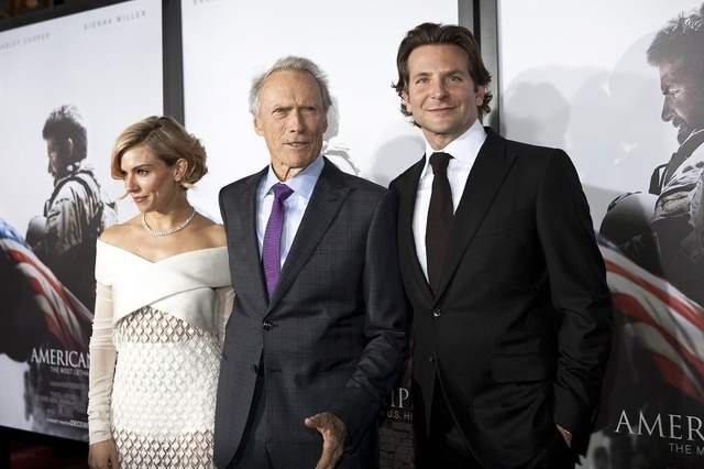 クリント・イーストウッド＆ブラッドリー・クーパー＆シエナ・ミラー／『アメリカン・スナイパー』　（C）2014 VILLAGE ROADSHOW FILMS (BVI) LIMITED, WARNER BROS. ENTERTAINMENT INC. AND RATPAC-DUNE ENTERTAINMENT LLC