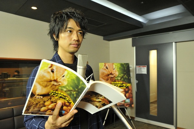 日本語ナレーションを務める斎藤工／『小さな世界はワンダーランド』　(C)BBC 2014