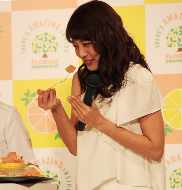 相武紗季が、フロリダ産グレープフルーツを食べようとしているところ