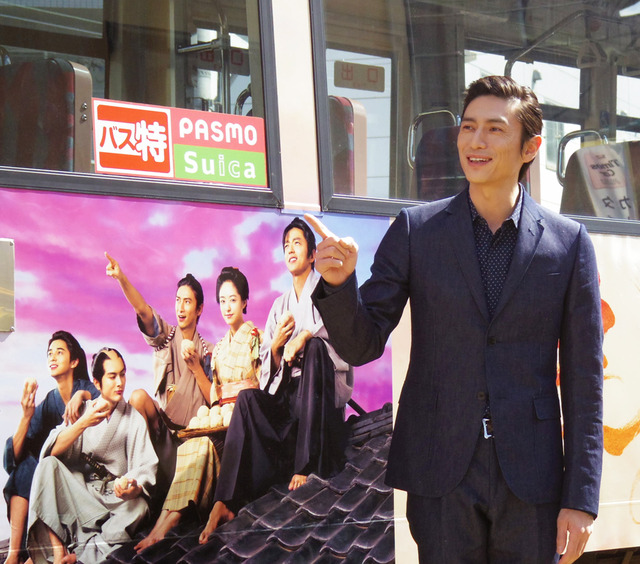「花燃ゆ」ラッピング電車・出発式に出席した、伊勢谷友介（吉田松陰役）