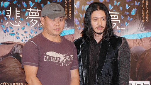『悲夢』記者会見に出席したキム・ギドク監督とオダギリジョー。