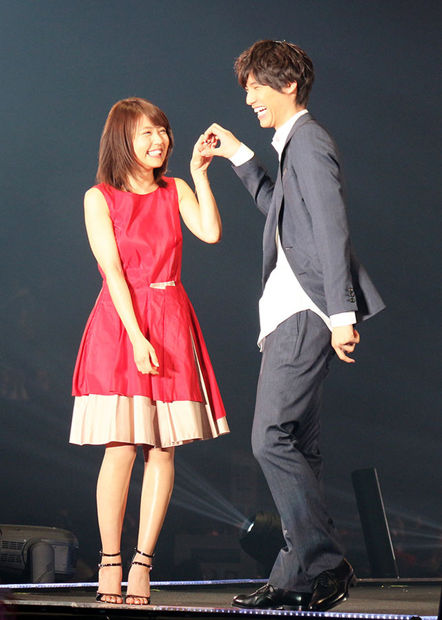 福士蒼汰＆有村架純が“LOVEポーズ”／第20回東京ガールズコレクションS/S