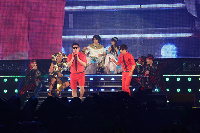 真剣佑＆8.6秒バズーカー＆松井愛莉／第20回 東京ガールズコレクション 2015　SPRING/SUMMER」