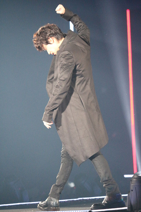 ガッツポーズで歓声に応える、綾野剛／第20回東京ガールズコレクションS/S