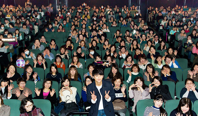 『君に泳げ！』のPRで来日したソ・イングク