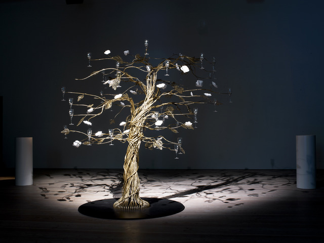 オランダ人アーティスト、トード・ボーンチェの作品「エンシャンティング・ツリー」。
