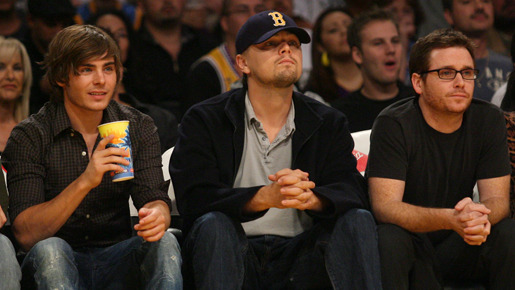 並んで試合を観戦するザック・エフロン、レオナルド・ディカプリオ、ケヴィン・コナリー。　-(C) Splash/AFLO