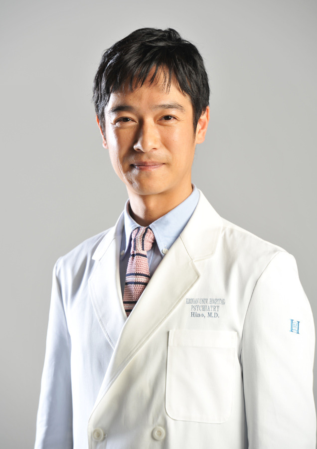 白衣に身を包んだ、堺雅人（日野倫太郎役）／ドラマ「Dr.倫太郎」