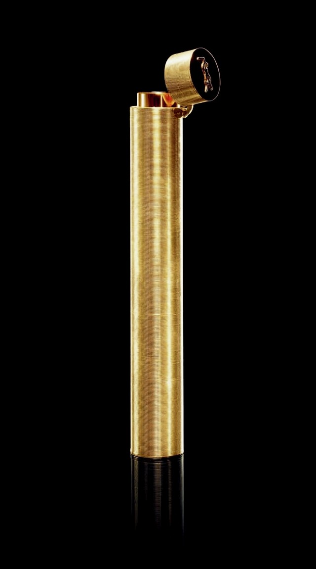 「イヴ・サンローラン・ボーテ」の伝説的ロングセラーアイテムが、1本55万円（本体価格）という、ハイエンドなモデルで限定発売！