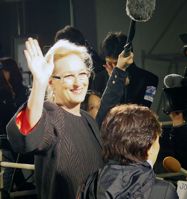 ファンサービス中のメリル・ストリープ／ディズニー最新作『イントゥ・ザ・ウッズ』ジャパンプレミア