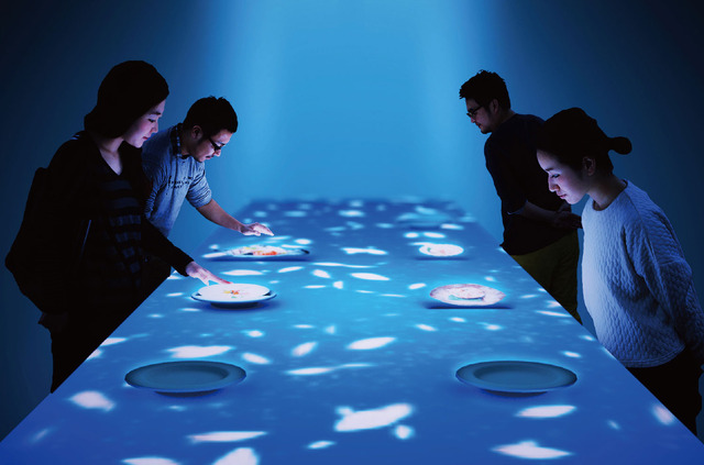 季節の食卓プロジェクション：食卓に座ると、魯山人の器と一流料亭の会席がプロジェクションに投影される。