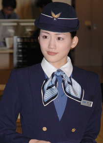 CAとして観客にサービスする綾瀬はるか。