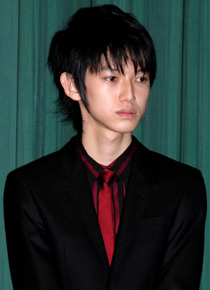 園部真一役の本郷奏多。