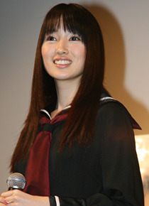 黒いセーラー服を着こなす高梨さん