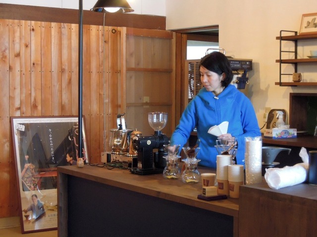 二三味珈琲shop舟小屋の二三味葉子さん／『さいはてにて～やさしい香りと待ちながら～』-(C) 2015「さいはてにて」製作委員会