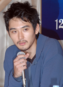 “悪夢探偵”影沼京一役の松田龍平。