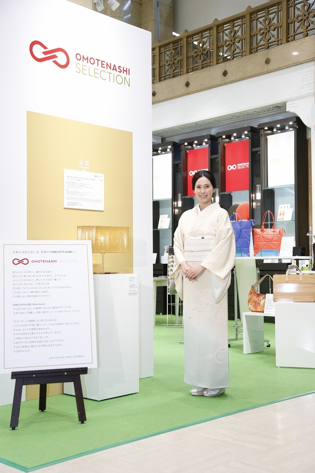 「OMOTENASHI Selection」オープニングイベントに純白の和装姿で登壇した中谷美紀。