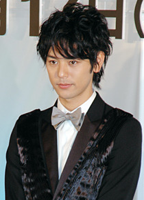 救命救急医・松岡役の妻夫木聡。