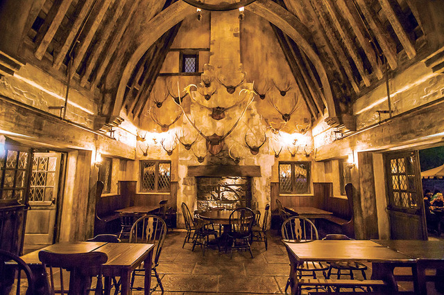 レストラン「三本の箒」（内観）