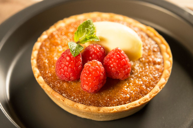 糖蜜タルト／レストラン「三本の箒」