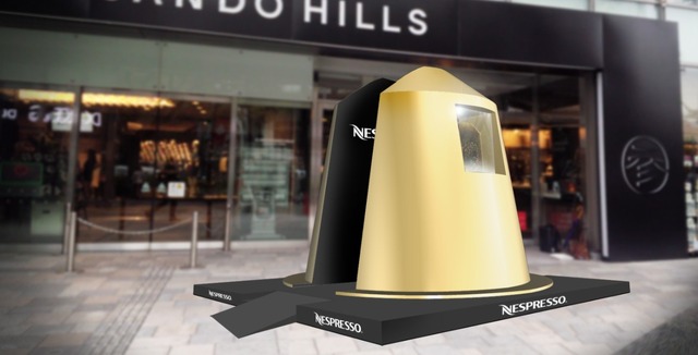 表参道ヒルズのエントランスに、ネスプレッソのカプセルコーヒー（グラン・クリュ）を模した巨大ディスプレイが出現。