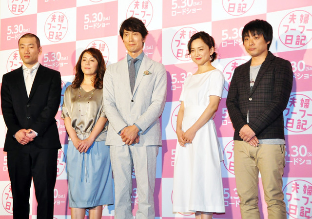 平井美遥ちゃんを抱っこする、佐々木蔵之介＆永作博美＆佐藤仁美＆高橋周平＆前田弘二監督／『夫婦フーフー日記』完成披露試写会
