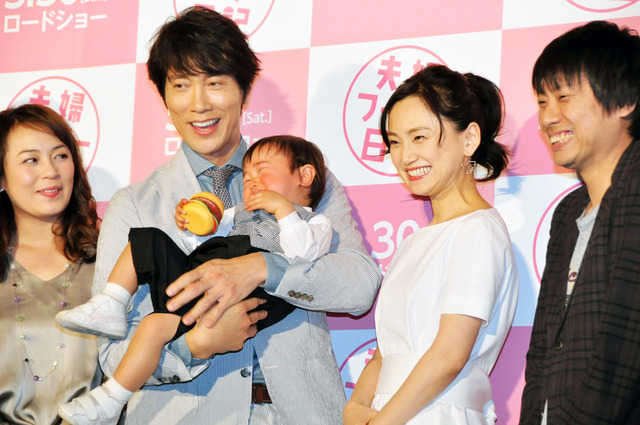 平井美遥ちゃんを抱っこする、佐々木蔵之介＆永作博美＆佐藤仁美＆前田弘二監督／『夫婦フーフー日記』完成披露試写会
