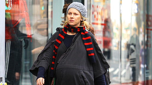 出産を控えてもN.Y.の街を元気に歩くナオミ・ワッツ。　-(C) Splash/AFLO