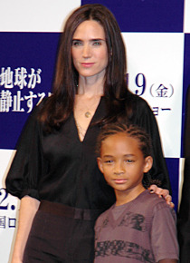 『地球が静止する日』来日記者会見にて　ジェニファー・コネリーとジェイデン・スミス。