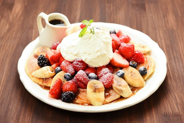 スタンダードなパンケーキのメニュー「ミックスフルーツパンケーキ」。ホイップクリームたっぷり。