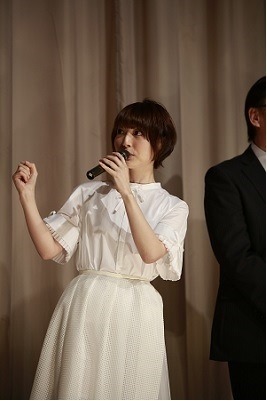 花澤香菜が初の実写主演で舞台挨拶　「君がいなくちゃだめなんだ」先行上映スタート