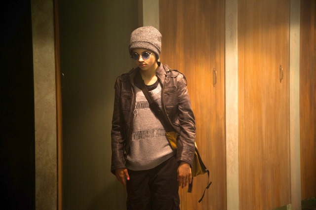 男子トイレに潜入…インディアン・アイズリー／『カイト/KITE』 -(C) 2013 Videovision Entertainment, Ltd., Distant Horizon, Ltd. & Detalle Films All rights reserved